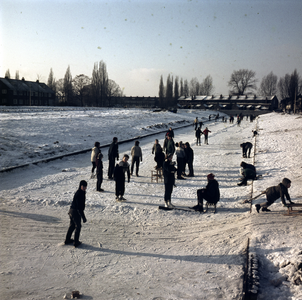 859520 Afbeelding van schaatsers op het bevroren water aan de H.F. van Riellaan te Utrecht.
